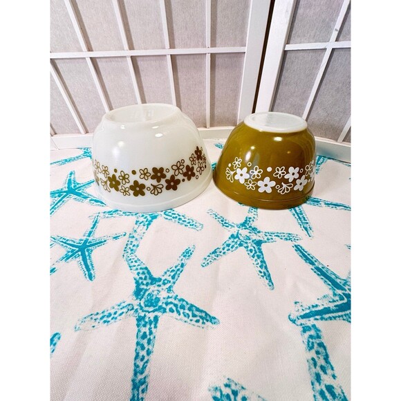 Vintage Pyrex Mixing Bowls 2 - Picture 3 of 12
